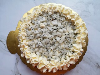 17、红丝绒水果裸蛋糕,抹上一层奶油，放上小块的火龙果，用裱花袋里的奶油在蛋糕边上挤出奶油花。