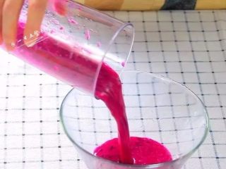 1、果泥冬瓜,红心火龙果切丁,不加水打成火龙果泥。