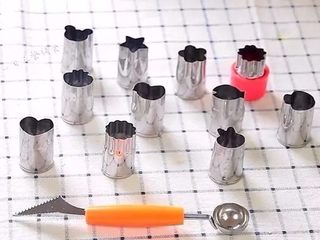 2、果泥冬瓜,用刀的工具上场:挖球器,和一些造型工具。没有的用家里圆形的盖子一样可以造型。