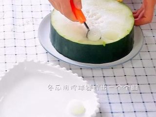 3、果泥冬瓜,冬瓜用挖球器挖出一个个圆。