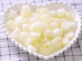 4、果泥冬瓜,用模具切一个个造型。