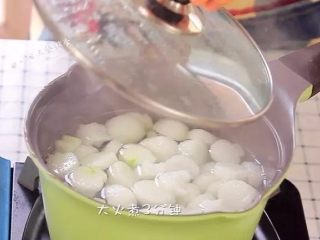 5、果泥冬瓜,将水煮开,冬瓜都入锅大火煮3分钟,煮透明了捞出来,时间不要煮的长,煮的久冬瓜太烂不好吃。