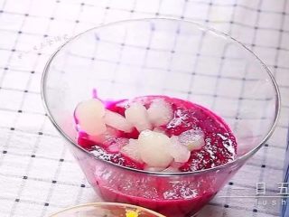 6、果泥冬瓜,煮好后,捞出来沥一下水,冬瓜都泡在果泥里。