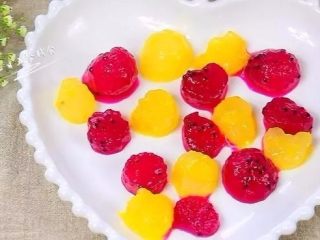 8、果泥冬瓜,不想宝宝吃太凉的,室温放置一会再吃。果泥温一点也可以一起喝掉哦~~