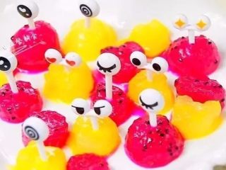 9、果泥冬瓜,红色的被小柚子吃光了,最后还去碗里捞确定没有了。在我答应他过2天再做,他才罢休。黄色的带着点酸,也不是特别酸,把蔬菜当零食一样吃掉是不是很简