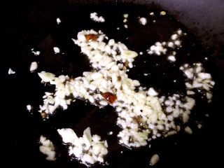 6、椒盐虾爬子,锅中倒入底油加热放入花椒和大料炸香放入蒜粒爆香