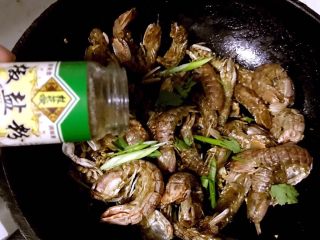 8、椒盐虾爬子,放入椒盐粉、糖、盐、味精、葱、香菜炒匀入味即可出锅享用