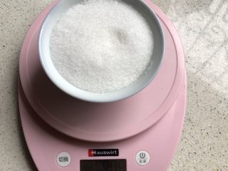 1、奶香布丁,先把糖称量好