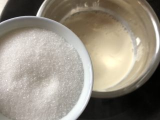 3、奶香布丁,牛奶和糖隔热水加热并不断搅拌，至糖融化，然后将牛奶冷却至不烫手。