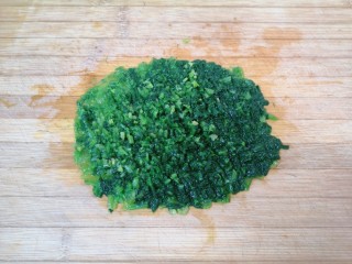 2、菠菜蛋卷,焯过水的菠菜捞出晾凉，剁成碎末。