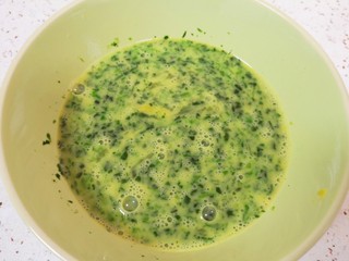 4、菠菜蛋卷,搅拌均匀。