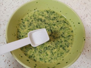 7、菠菜蛋卷,放盐调味。