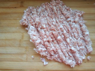 1、冬瓜肉丸汤,猪肉剁馅