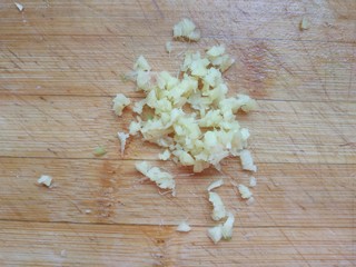 3、冬瓜肉丸汤,姜切碎