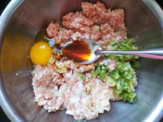 6、冬瓜肉丸汤,加入适量生抽