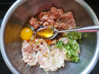 8、冬瓜肉丸汤,加入一勺香油