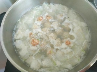 15、冬瓜肉丸汤,烧开后下入所有丸子，再大火烧开至丸子全部漂起来