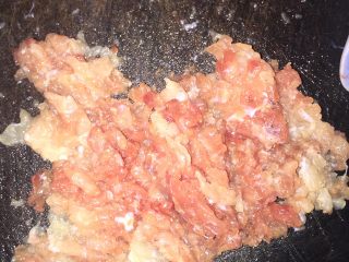 2、鲫鱼瘦肉,瘦肉剁碎放盐调味（不要太多盐一点点就好了等下还要放盐的要均匀）