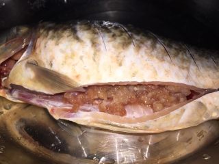3、鲫鱼瘦肉,把瘦肉塞进鱼肚子里