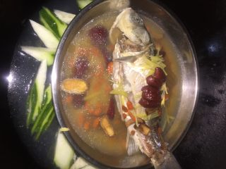 5、鲫鱼瘦肉,放到锅里蒸（最好是同时打个汤家人自己喝、这样不会浪费煤气）这就可以同时弄两道菜了