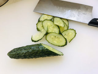 2、黄瓜木耳炒鸡蛋,黄瓜表皮用果蔬净和小苏打搓洗干净，斜切成片；