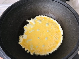 10、黄瓜木耳炒鸡蛋,起锅烧油，倒入蛋液；