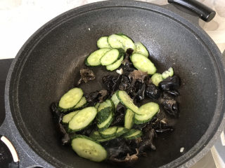 14、黄瓜木耳炒鸡蛋,放入黄瓜片翻炒；