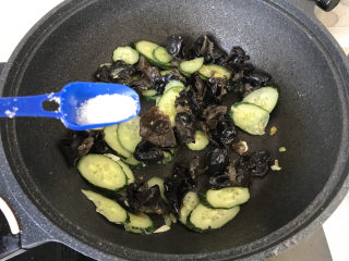 15、黄瓜木耳炒鸡蛋,放适量的白糖提鲜；