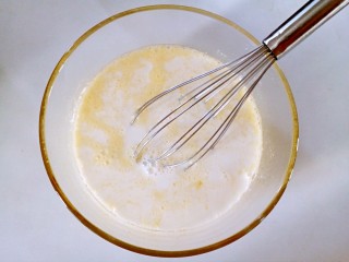 3、芒果千层蛋糕,倒入纯牛奶。