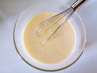 4、芒果千层蛋糕,搅打均匀。