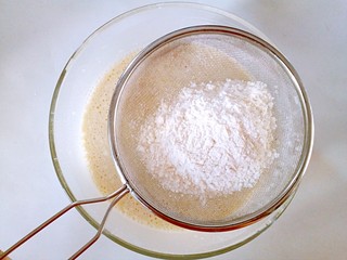 5、芒果千层蛋糕,将低筋面粉和糯米粉混合均匀，分两次筛入。