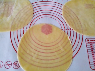 14、芒果千层蛋糕,然后倒扣在案板上放凉，如上把面糊全部煎完。