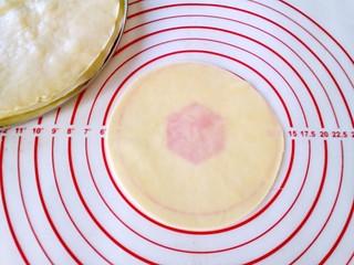 15、芒果千层蛋糕,用刮板轻轻去除多余的部分。