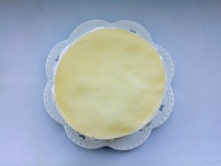 23、芒果千层蛋糕,重复上述步骤，最后盖上一层饼皮。