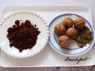 2、果仁红糖发面饼,现在准备馅料的食材。