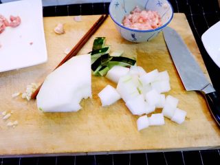 3、宝宝辅食之肉末蒸冬瓜+冰糖水蜜桃,冬瓜去皮切块，放入容器备用