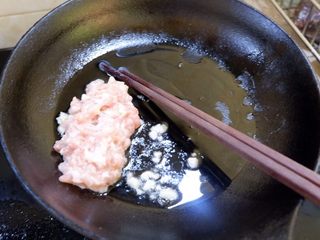 5、宝宝辅食之肉末蒸冬瓜+冰糖水蜜桃,放入腌好的肉末