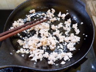 6、宝宝辅食之肉末蒸冬瓜+冰糖水蜜桃,炒散变色后放少许盐，一点点生抽关火。