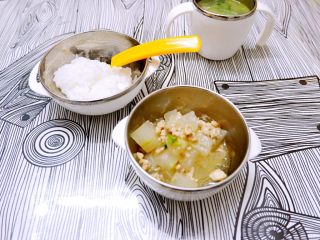 8、宝宝辅食之肉末蒸冬瓜+冰糖水蜜桃,给小孩子吃这样就可以了，如果大人吃可以泼葱油，淋豉油就有味道了。