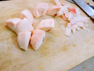 9、宝宝辅食之肉末蒸冬瓜+冰糖水蜜桃,冰糖水蜜桃做法很简单。桃子去皮切块