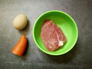 1、宝宝辅食~肉泥蒸蛋,备好食材猪肉，胡萝卜，鸡蛋。