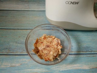 2、宝宝辅食~肉泥蒸蛋,猪肉胡萝卜切小块，用辅食机打成肉泥，没有辅食机可以用手工剁肉，但是用辅食机打出来的口感相对会比较细腻些。