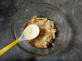 4、宝宝辅食~肉泥蒸蛋,加1小勺食用油拌匀，放点油可以使肉吃起来更嫩滑