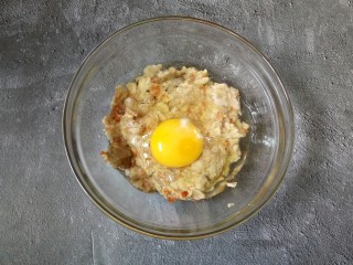 5、宝宝辅食~肉泥蒸蛋,打入一个鸡蛋