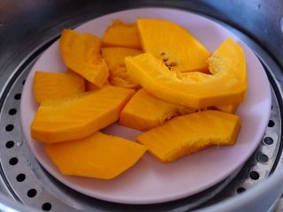 1、宝宝南瓜磨牙棒,南瓜去皮蒸熟(我蒸的比较多，还做了其他菜，因为觉得只蒸50克浪费火)????