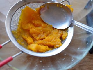 2、宝宝南瓜磨牙棒,过筛成南瓜泥。