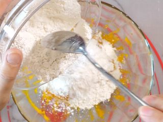 3、宝宝南瓜磨牙棒,面粉先倒入3/4，后期随着搅拌，看面团的干稀程度，再决定面粉的添加量。