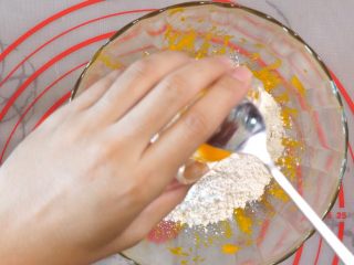 4、宝宝南瓜磨牙棒,加入蛋黄。