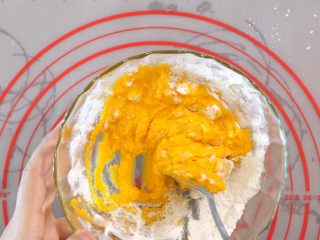 5、宝宝南瓜磨牙棒,开始搅拌，如果太稀就继续加面粉。