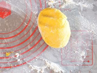 6、宝宝南瓜磨牙棒,揉成面团，比做面食的面团稍硬一些。